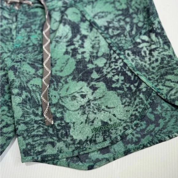 PATAGONIA - W's Wavefarer® Board Shorts - 5"" Reverse Hawaiian: Emerald. sz 4 - Picture 7 of 8